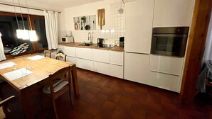Oppvaskmaskin og høy barnestol