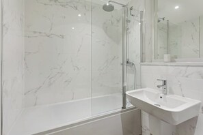 Dusj, hårføner og håndklær