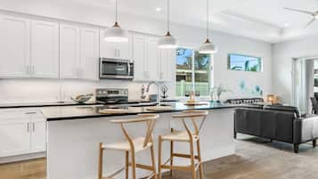 冰箱、微波炉、烤箱、炉灶