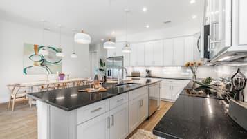 冰箱、微波炉、烤箱、炉灶