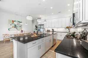 Jääkaappi, mikroaaltouuni, uuni, liesi