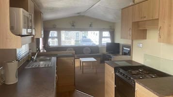 Chalet | Private kitchen | Fridge, microwave, oven, stovetop