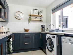 Kühlschrank, Mikrowelle, Ofen, Geschirrspüler