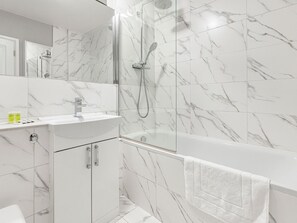 Douche, sèche-cheveux, serviettes fournies
