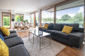 Smart TV - Waters Edge 04, Waterside Lodge (P) - Lakeside Luxury House, Hot Tub, Sleeps 8 (Cirencester)