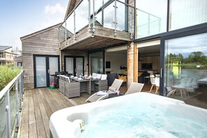 Outdoor spa tub - Waters Edge 04, Waterside Lodge (P) (Cirencester)