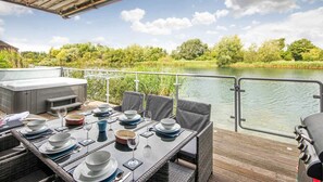 Outdoor dining - Waters Edge 04, Waterside Lodge (P) (Cirencester)