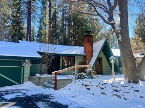 The chateau after a fresh snowfall - Single-Story Cabin · Near Slopes · Fireplace & BBQ (Big Bear)