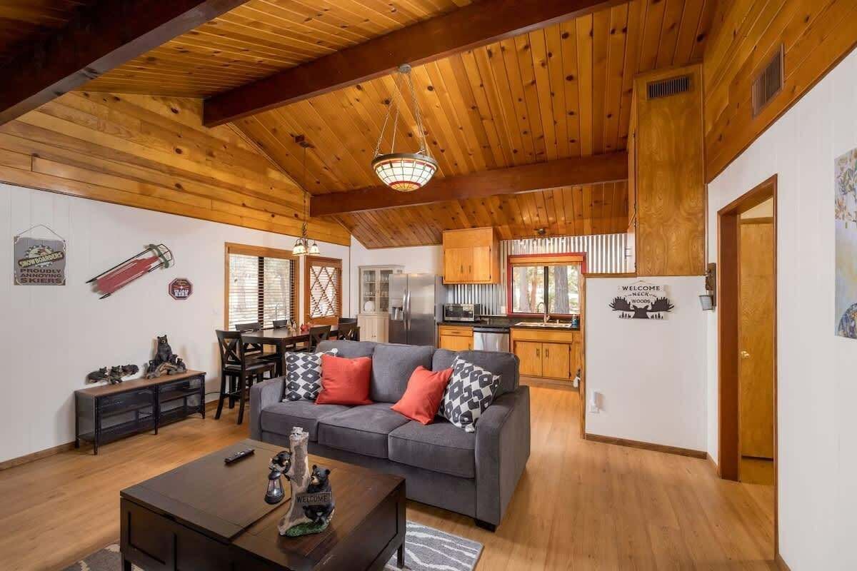 تلفزيون، مدفأة، مكتب