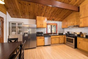 Fridge, microwave, oven, stovetop - Beautiful Chateau. Fireplace, BBQ, & near Slopes. (Big Bear)