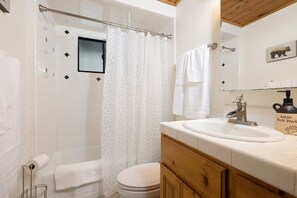 Full bathroom between both bedrooms - Single-Story Cabin · Near Slopes · Fireplace & BBQ (Big Bear)