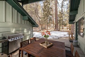 Covered patio with BBQ and outdoor dining - Single-Story Cabin · Near Slopes · Fireplace & BBQ (Big Bear)