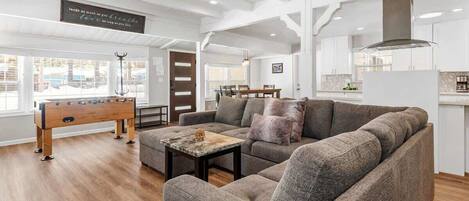 Télévision, cheminée, espaces bureaux