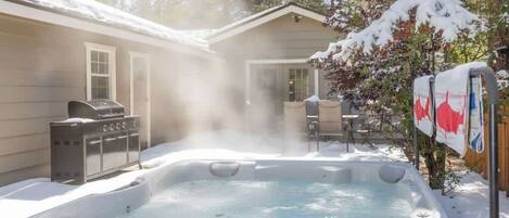 Banyera d'hidromassatge a l'aire lliure