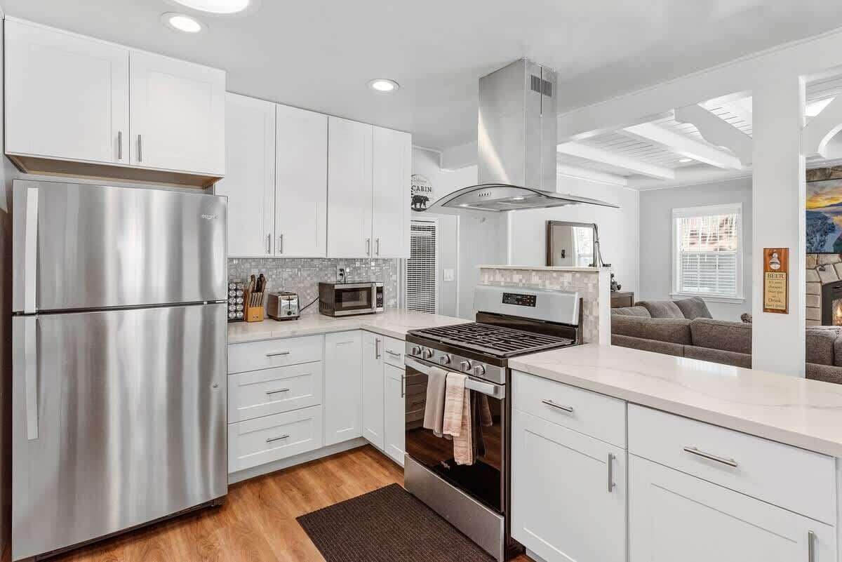 Kjøleskap, mikrobølgeovn, ovn og kokeplater