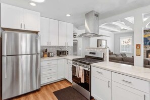 Refrigerador, microondas, horno y parrilla de estufa 