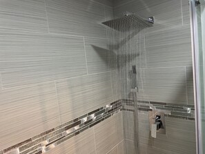Ducha, secador de pelo, jabón, shampoo