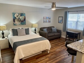 2 bedrooms, desk, free WiFi, bed sheets - 2BR/2BA w/ Rainfall Showers, Screened Porch, 1st Floor, Pool, Gated Community (Saint James)