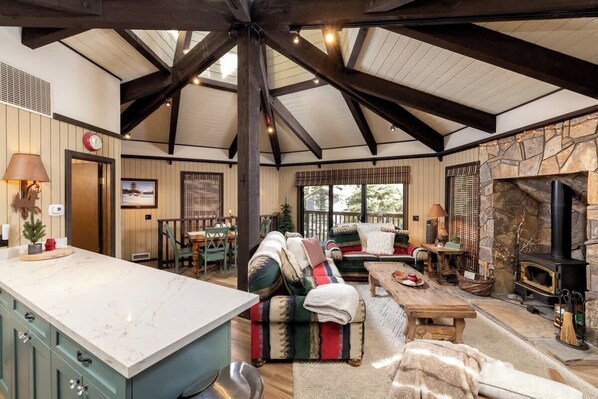 TV, fireplace, DVD player, offices - Steps to Snow Summit.Updated. Cozy Fireplace. BBQ. (Big Bear)