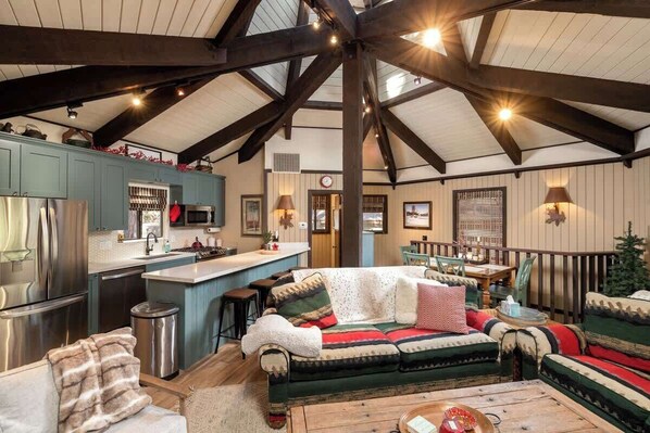 Televisión, chimenea, reproductor de DVD y oficina 