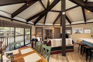 Un interior acogedor con comedor, chimenea y bar.