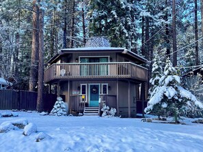 Exterior - Steps to Snow Summit.Updated. Cozy Fireplace. BBQ. (Big Bear)