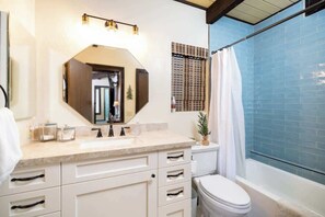 Tina, secadora de cabello, toallas 