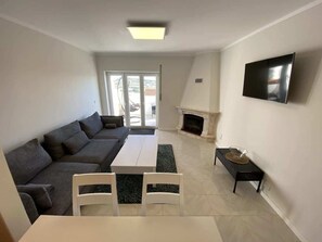 TV - Casa Melli with Sunset Oceanview Terrace (Lourinhã)