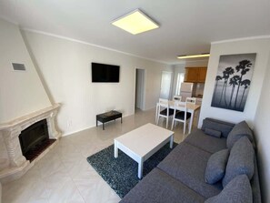 TV, fireplace - Casa Melli with Sunset Oceanview Terrace (Lourinhã)