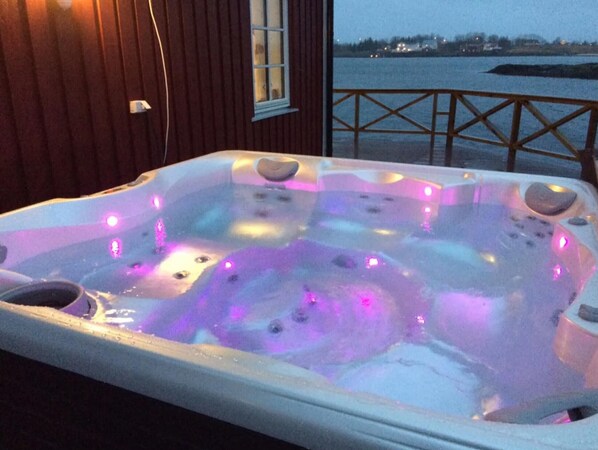 Bañera de hidromasaje al aire libre