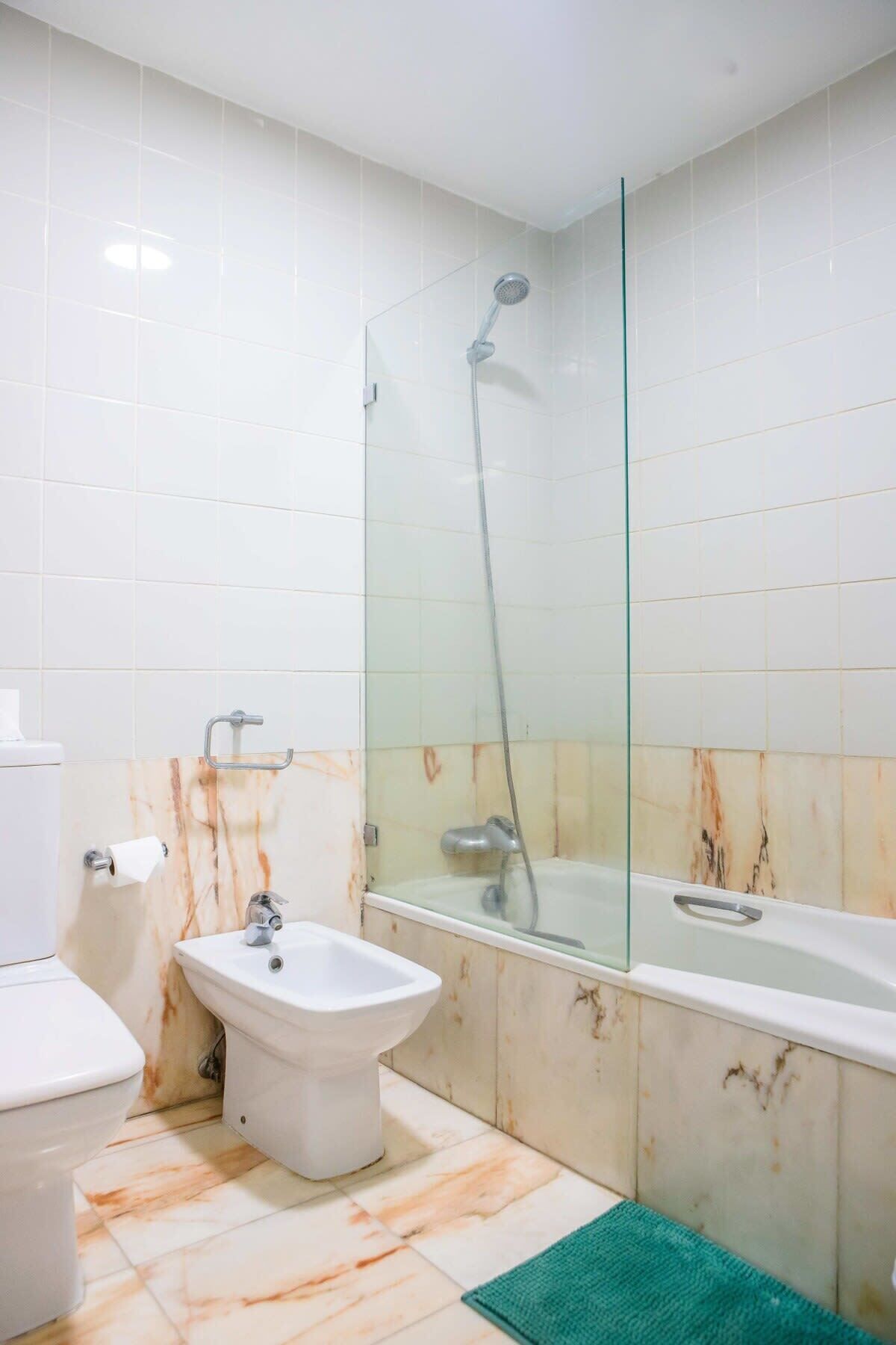Bathtub, towels