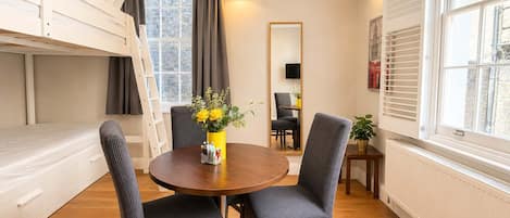 1 Schlafzimmer, Schreibtisch, Bügeleisen/Bügelbrett, Reisekinderbett