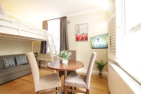 Interior - G4s - Idea base: zone 1 ease with Victoria charm (London)