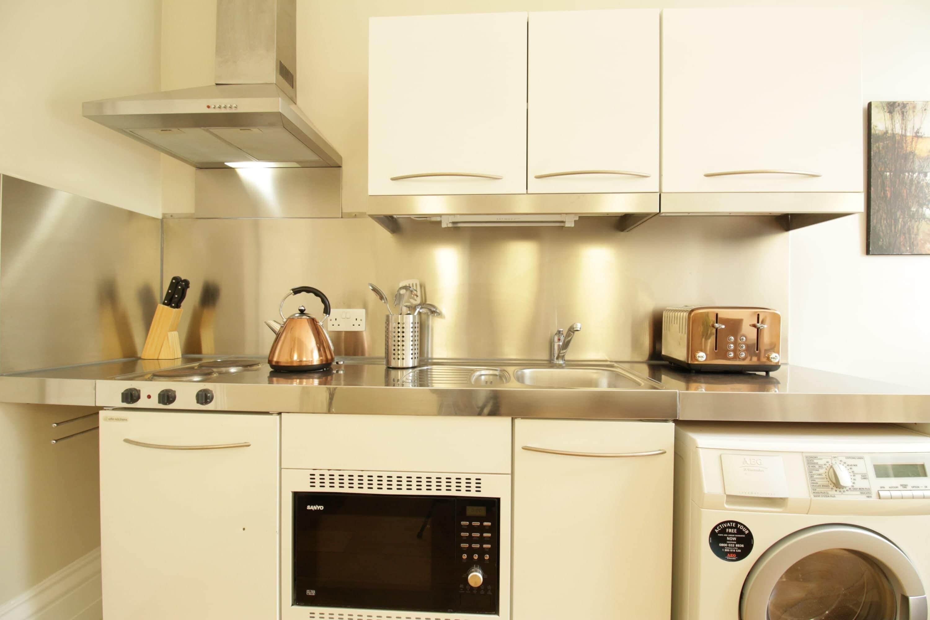 Refrigerador, microondas, horno y parrilla de estufa 