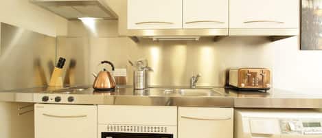 Refrigerador, microondas, horno y parrilla de estufa