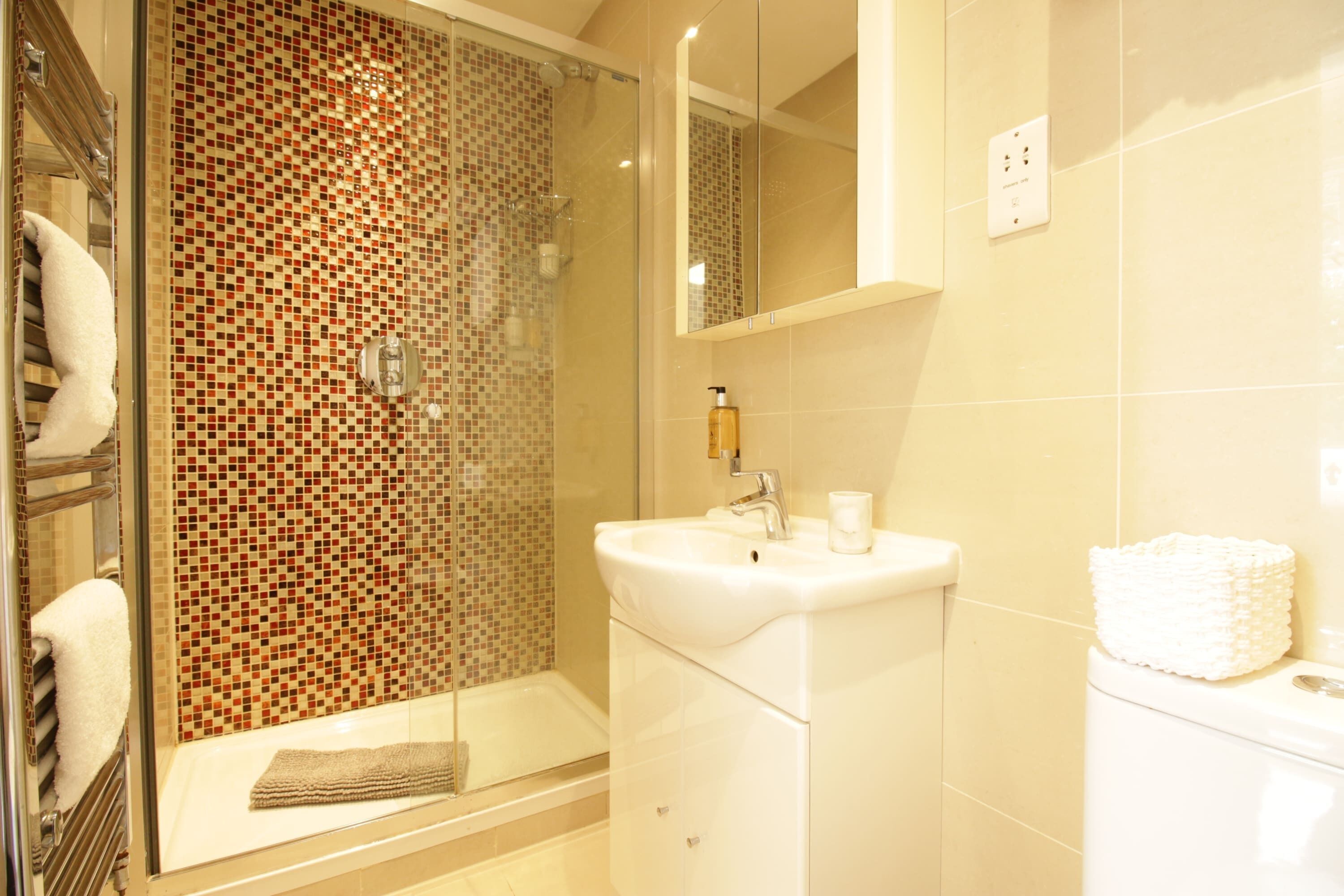 Ducha, secador de pelo, toallas