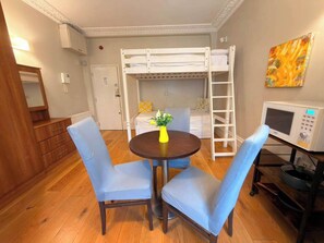 1 chambre, bureau, fer et planche à repasser, lit de bébé portatif