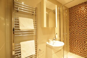 Douche, séchoir à cheveux, serviettes fournies