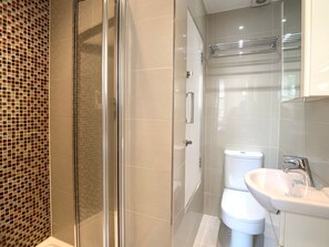 Douche, sèche-cheveux, serviettes fournies