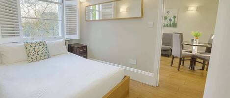 1 habitación, escritorio, tabla de planchar con plancha y cuna de viaje