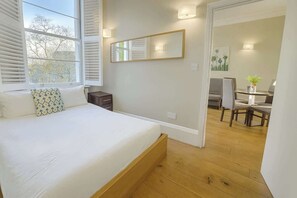 1 chambre, bureau, fer et planche à repasser, lit parapluie