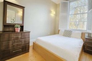 1 chambre, bureau, fer et planche Ă repasser, lit parapluie