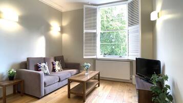 Una televisión, una oficina