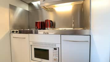 Een koelkast, een magnetron, een oven, een kookplaat