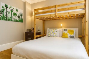 1 bedroom, desk, iron/ironing board, travel crib - G8s - Prime location, steps to Buckingham Palace (London)