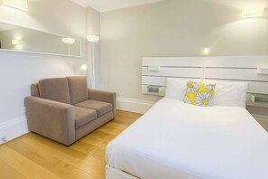 1 slaapkamer, een bureau, een strijkplank/strijkijzer, reisbedje