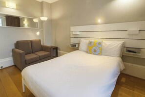 1 dormitorio, escritorio, tabla de planchar con plancha y cuna de viaje