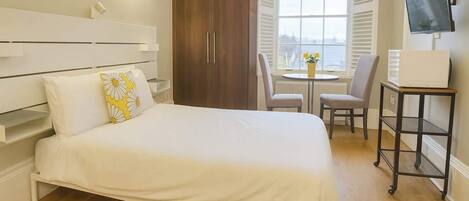 1 室のベッドルーム、デスク、アイロン / アイロン台、旅行用ベビーベッド