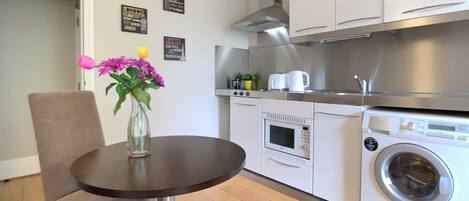 冷蔵庫、電子レンジ、オーブン、コンロ