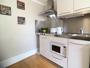 Frigorifero, microonde, forno, piano cottura